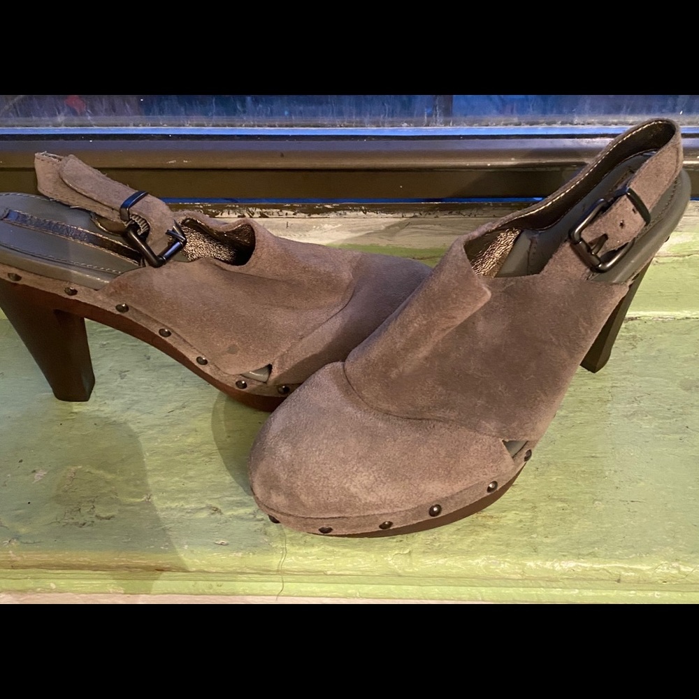 BANANA Republic woman heel never been worn